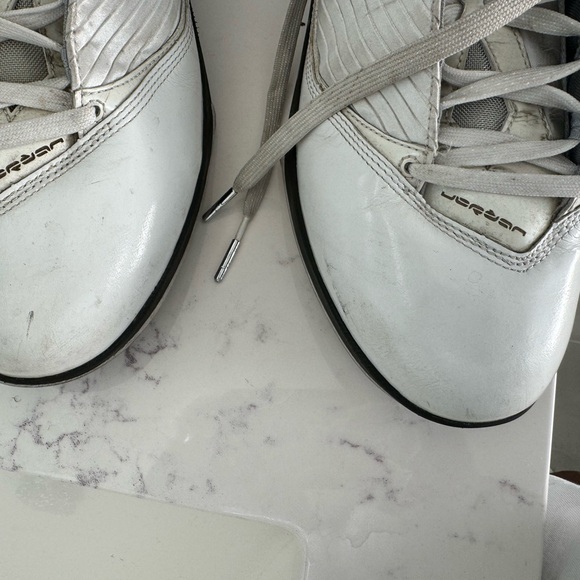 Original Jordan throwbacks. Used Great wearing condition - Picture 5 of 15